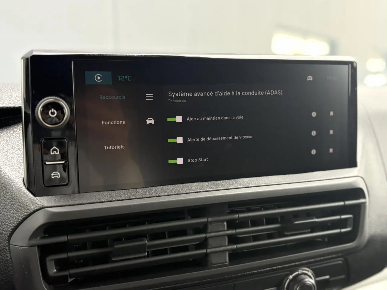 Écran tactile 10 pouces du tableau de bord du Citroën Jumpy 2025 affichant les aides à la conduite avancées