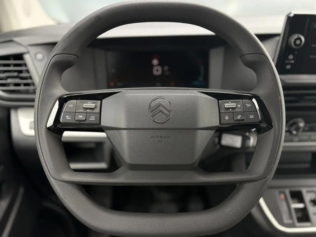 Gros plan sur le volant multifonction noir du Citroën Jumpy 2025 avec commandes intégrées et logo central visible.