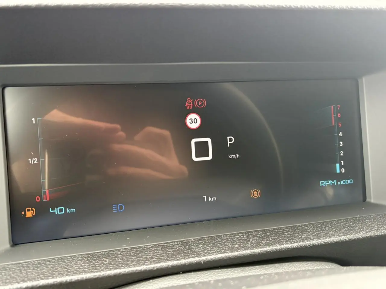 Tableau de bord numérique du Citroën Jumpy gris titane 2025 affichant vitesse, régime et alertes au démarrage.