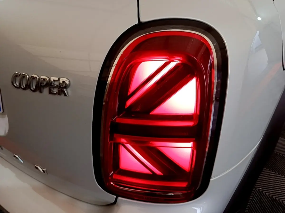 Gros plan sur le feu arrière droit rouge avec motif Union Jack du MINI Countryman gris clair, version Cooper 2022.