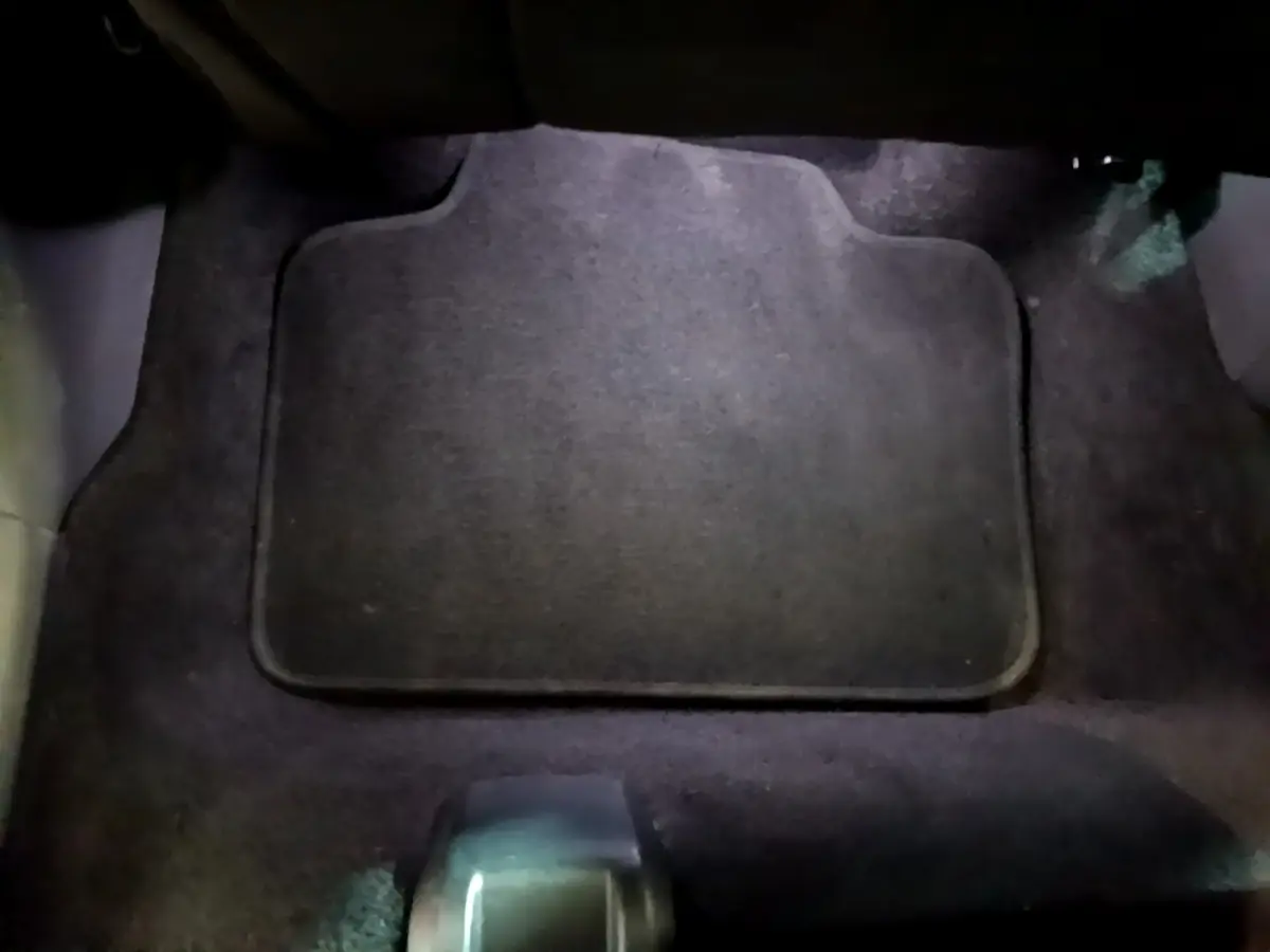 Vue rapprochée du tapis de sol noir côté passager avant du MINI Countryman gris clair 2022.