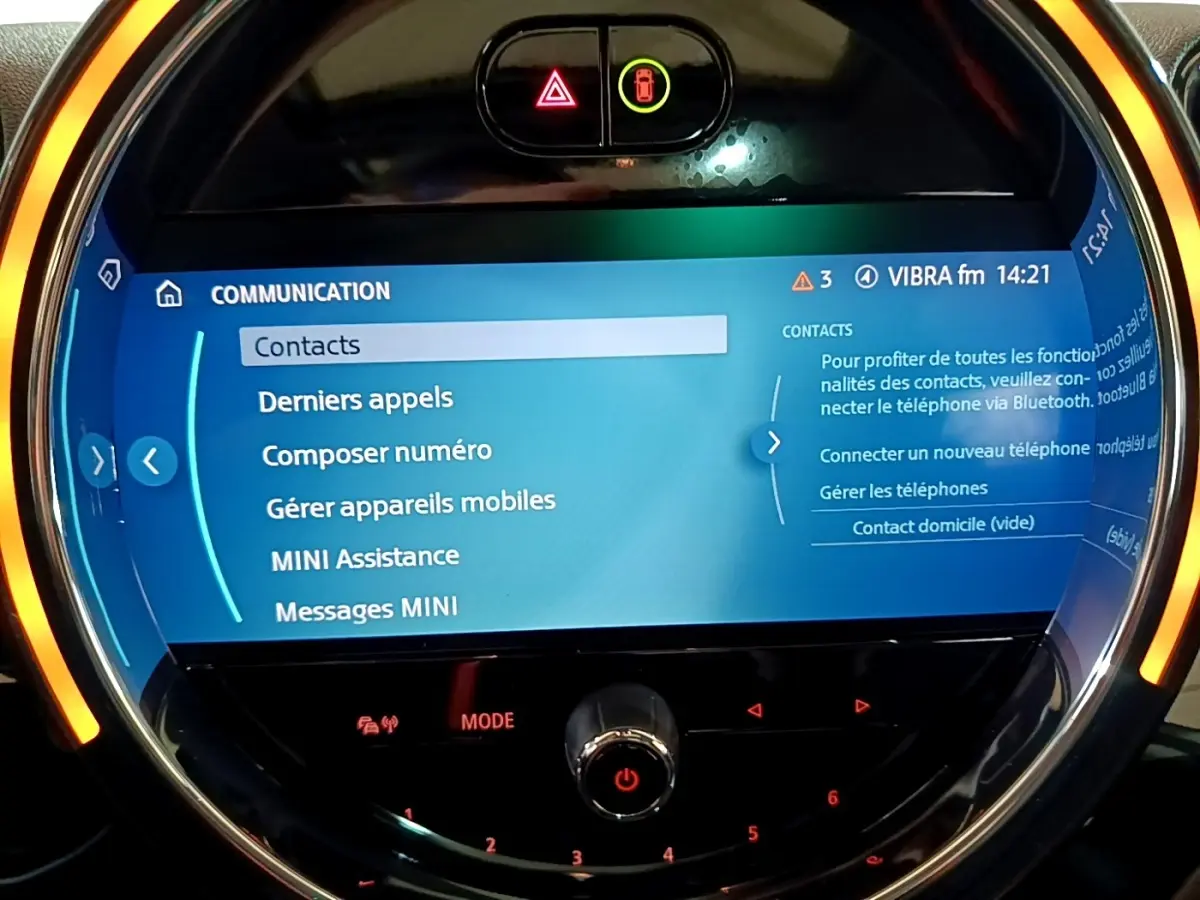 Écran tactile central rond allumé avec interface bleue, ambiance lumineuse orange, tableau de bord MINI Countryman 2022.