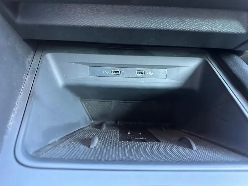 Gros plan intérieur sur la console centrale du CUPRA Formentor 2025, montrant deux ports USB-C noirs.