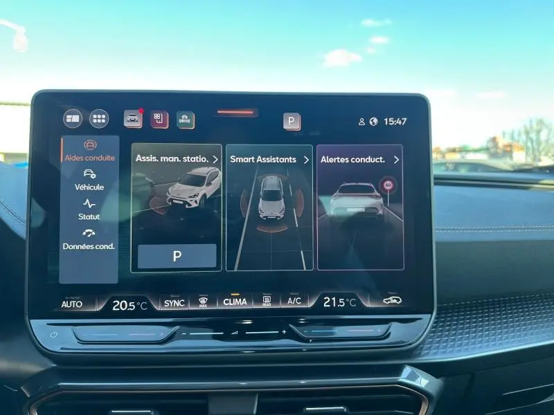 Écran tactile du système d’aide à la conduite de la CUPRA Formentor blanc Nevada, affichant les assistants de stationnement et alertes.