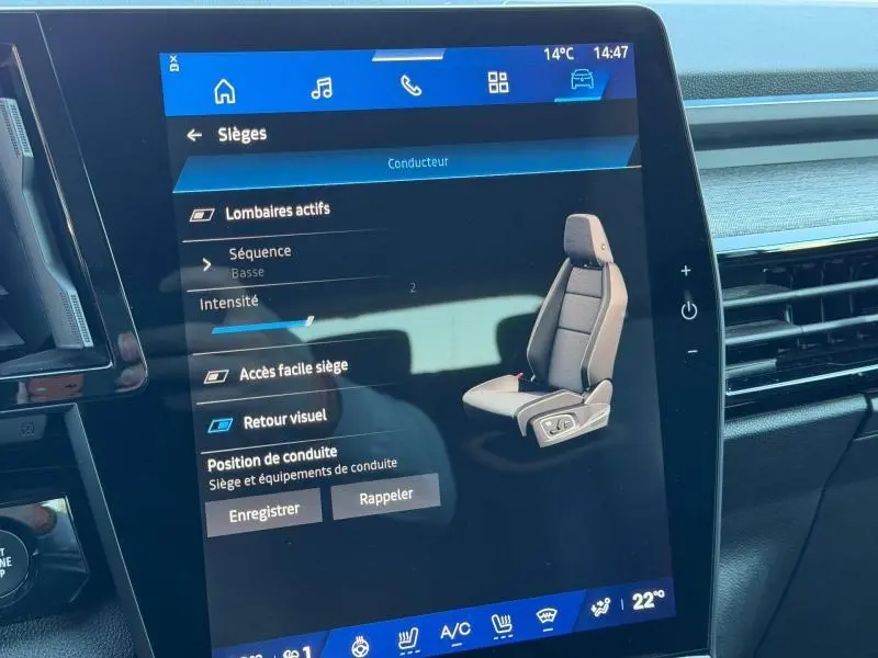 Écran tactile intérieur du Renault Austral 2024 affichant les réglages du siège conducteur en similicuir gris.