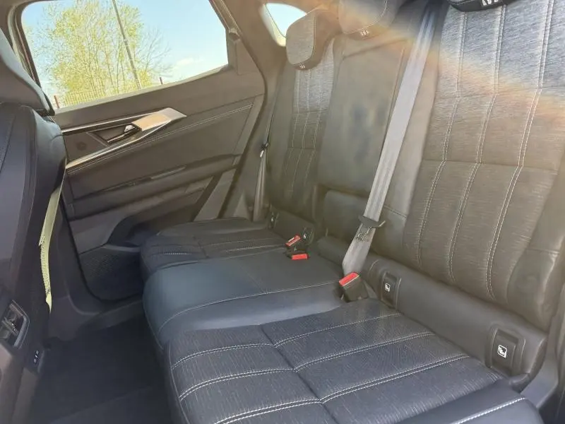 Vue latérale droite de la banquette arrière gris dégradé en similicuir et tissu du Renault Austral 2024.