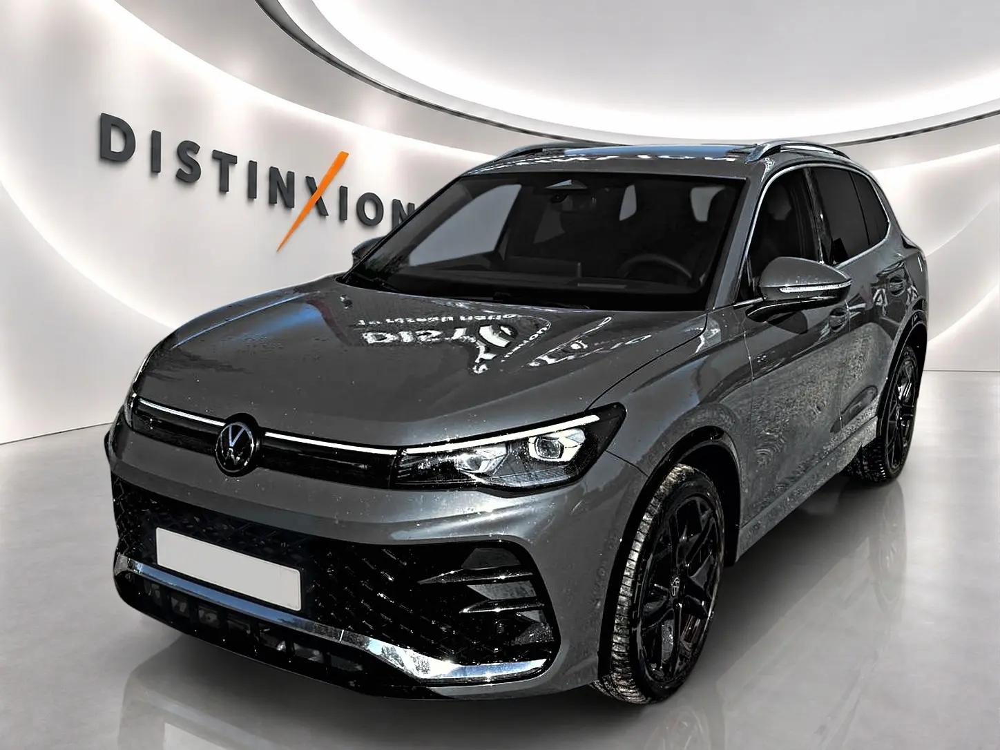 Volkswagen Tiguan 2.0 TDI gris dauphin en 3/4 avant droit avec jantes noires et calandre R-Line.