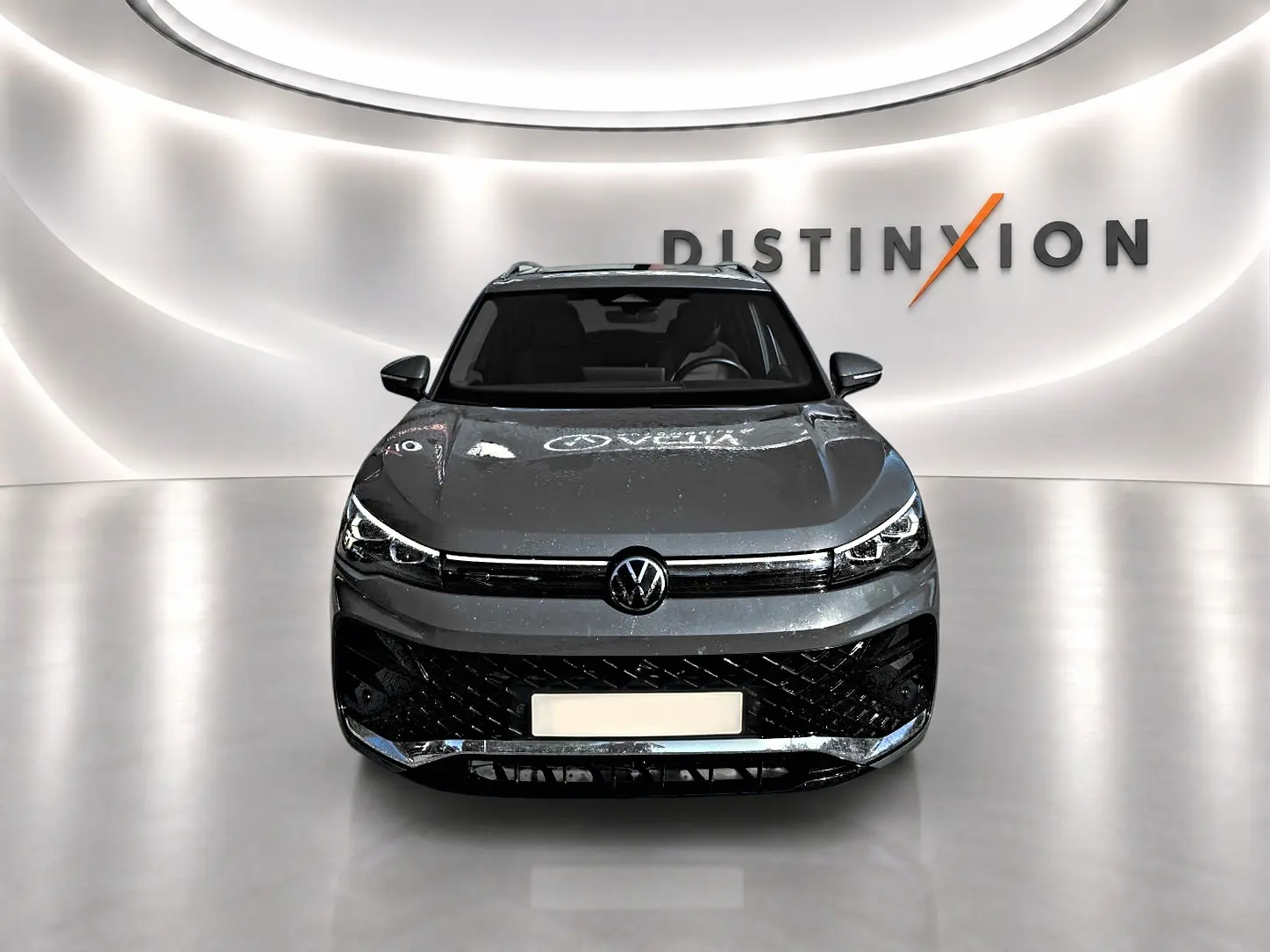 Volkswagen Tiguan 2.0 TDI gris dauphin, vue avant centrée, avec calandre noire et logo VW visible.