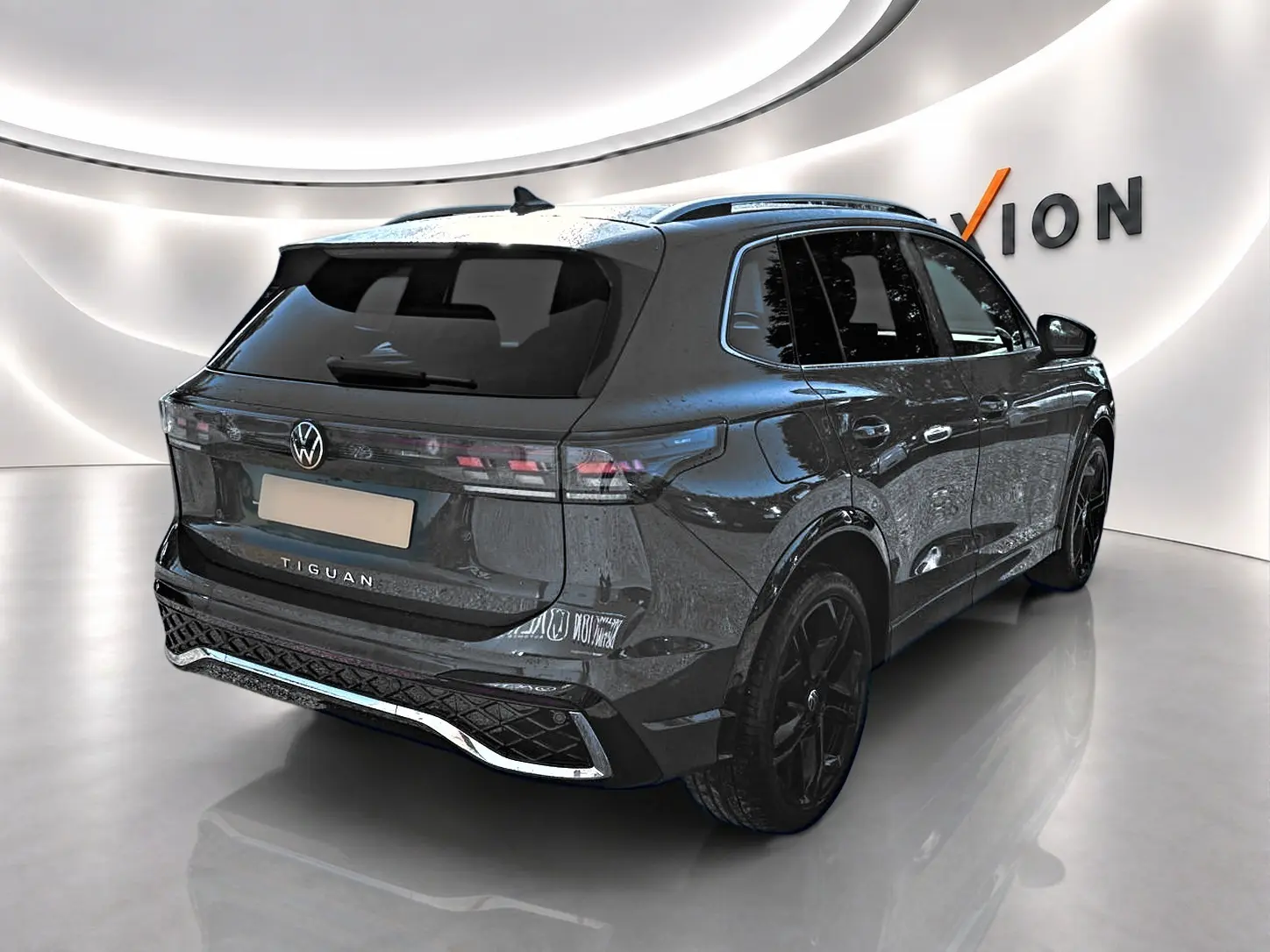 Volkswagen Tiguan 2024 gris dauphin en 3/4 arrière droit, avec jantes noires et toit ouvrant panoramique.