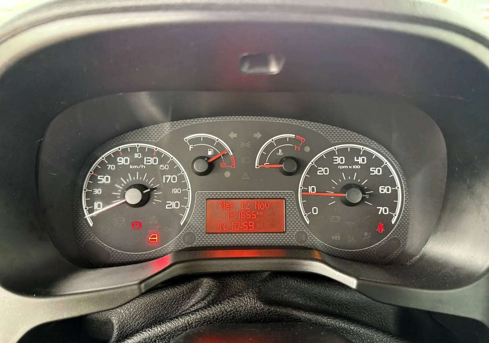 Tableau de bord du Peugeot Bipper Tepee 1.3 HDI rouge, affichant compteur, jauges et écran digital central.