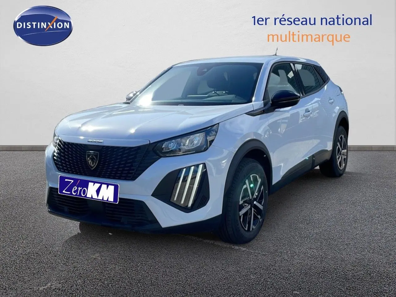 Peugeot 2008 blanc Okenite en 3/4 avant droit, avec feux LED verticaux distinctifs et jantes noires.
