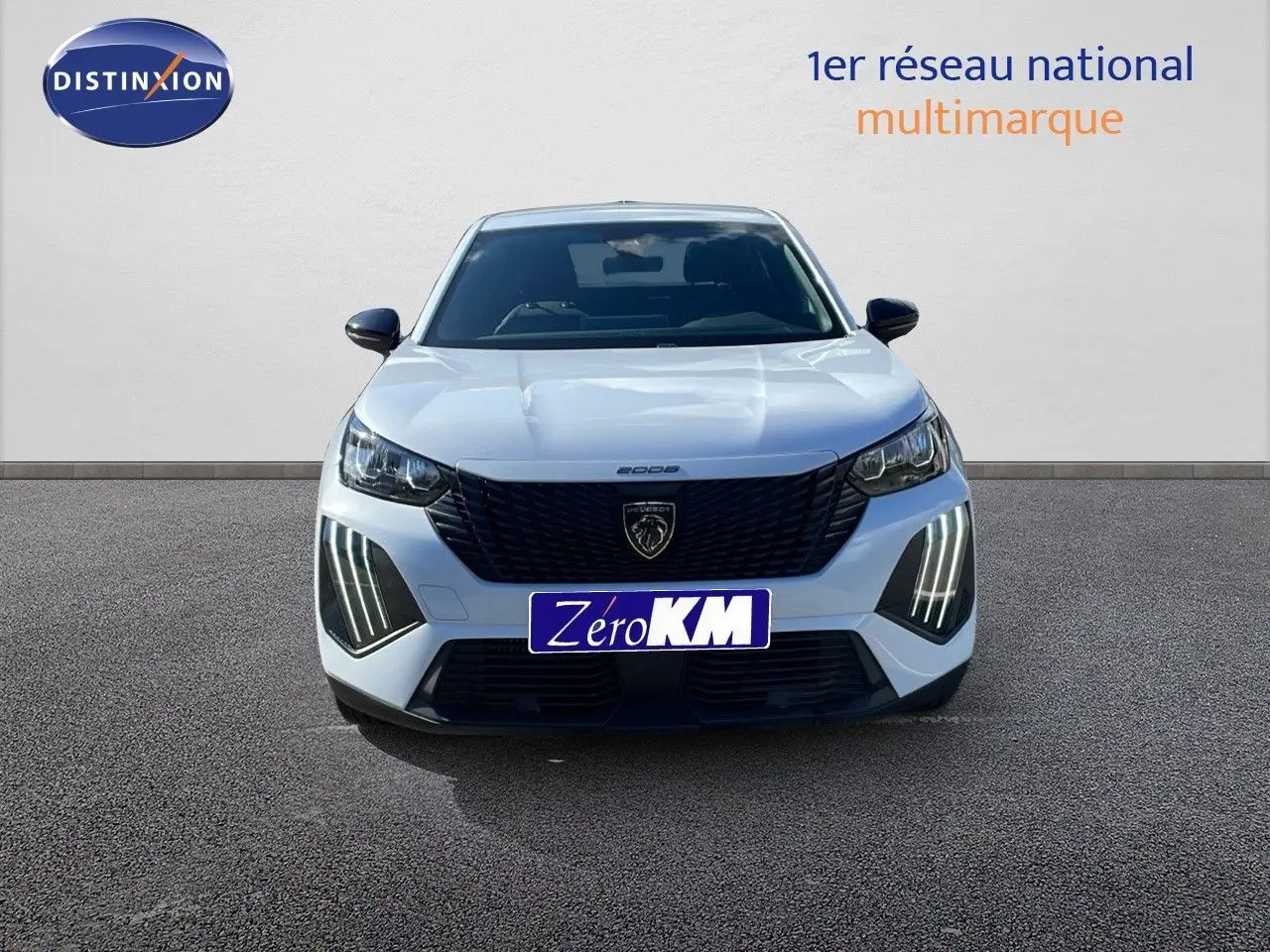 Peugeot 2008 blanc Okenite métal vue de face avec calandre noire et feux LED verticaux allumés.