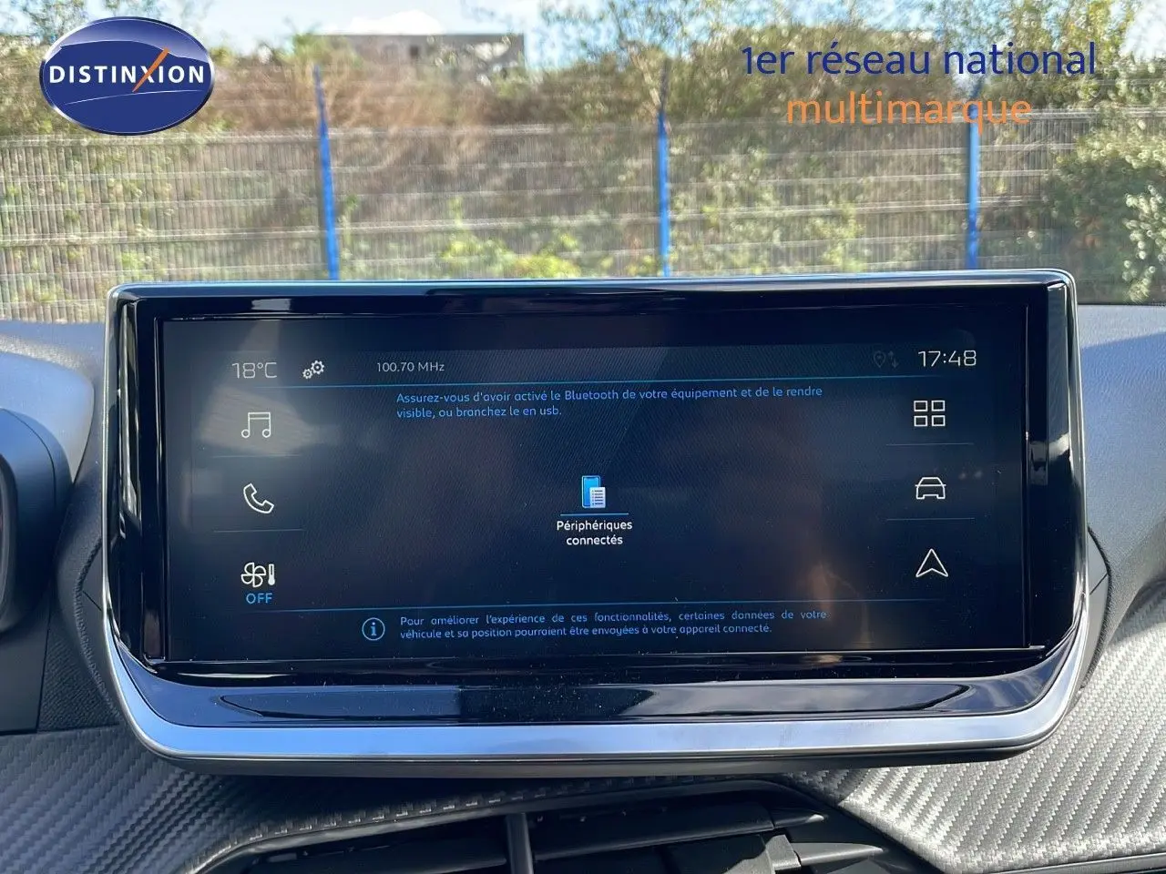 Vue intérieure centrée sur l'écran tactile du tableau de bord du Peugeot 2008 blanc Okenite Metal 2025.