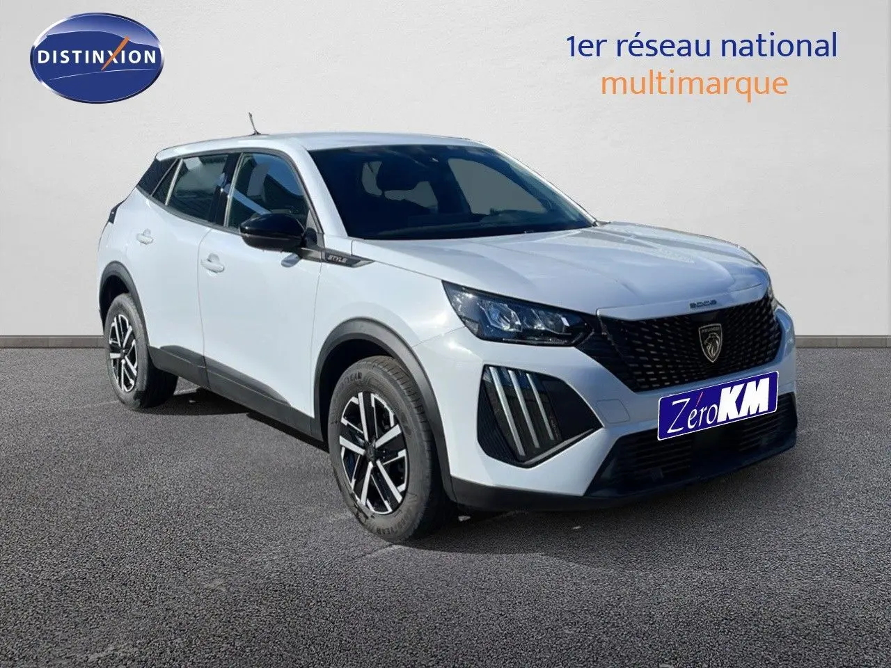 Peugeot 2008 blanc Okenite en 3/4 avant droit, avec calandre noire et jantes alliage distinctives.