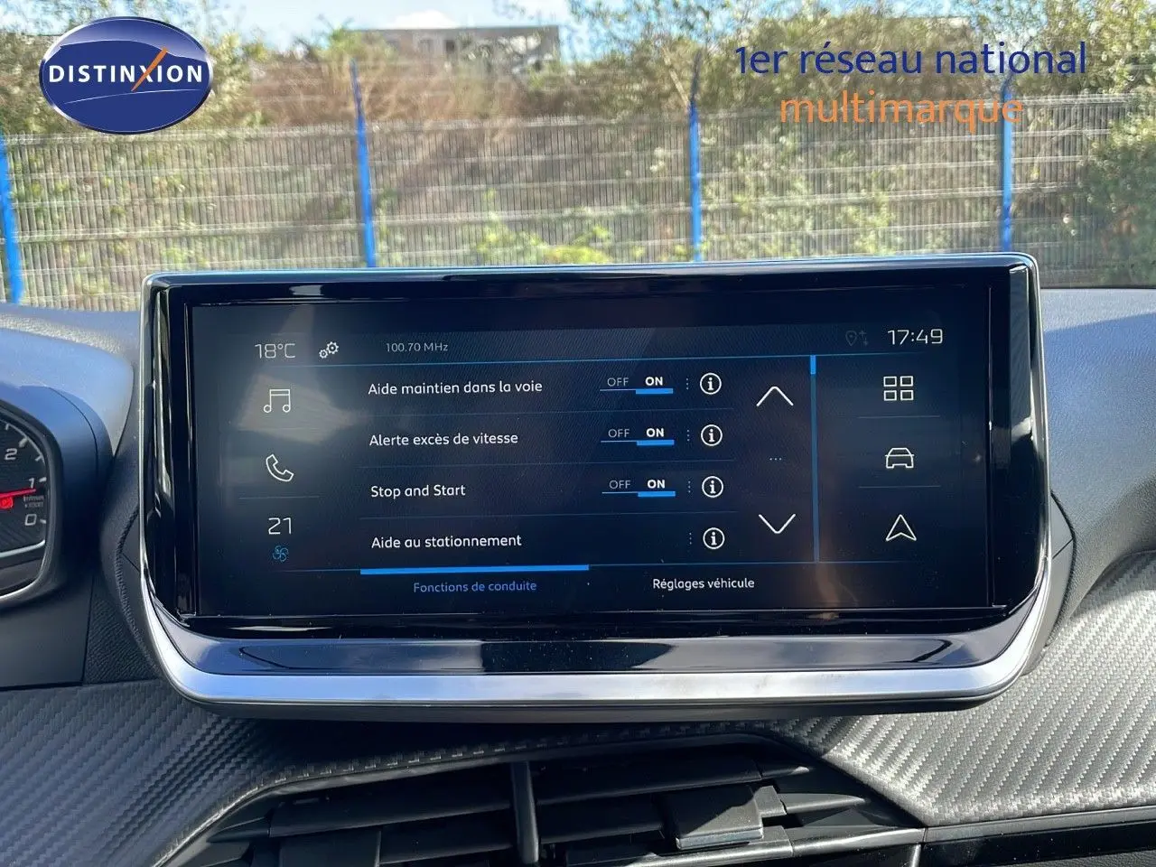 Écran tactile central du Peugeot 2008 blanc Okenite Metal 2025 affichant les aides à la conduite activées.