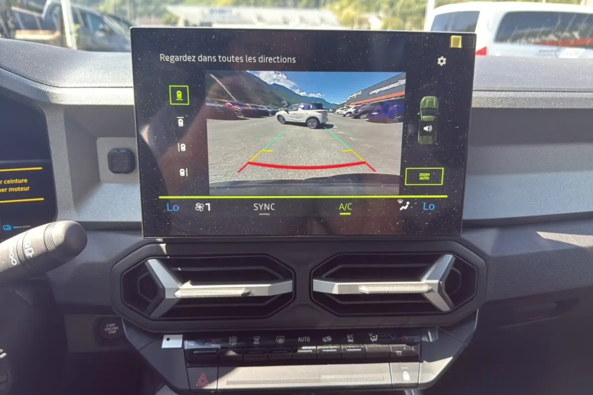 Écran central du tableau de bord du Dacia Bigster Hybrid 155 Journey City montrant la caméra multiview en marche.