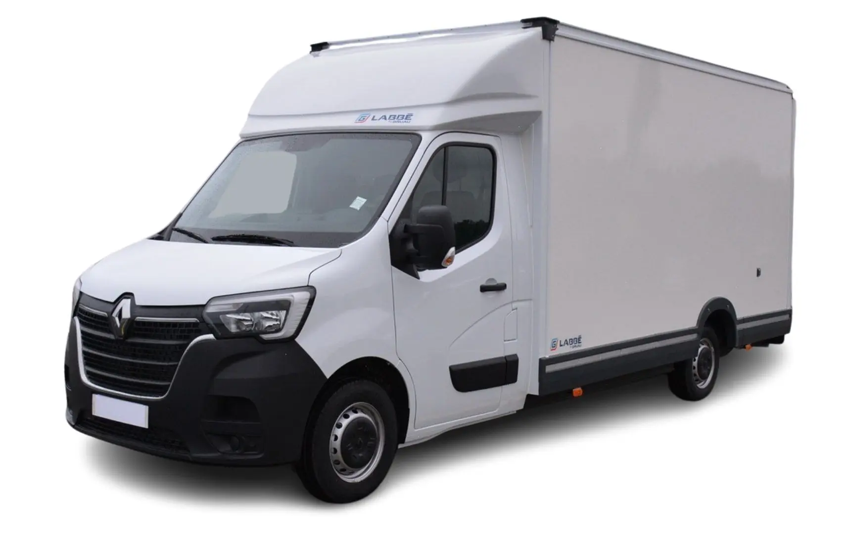 Vue 3/4 avant d’un Renault Master Planche Cabine blanc avec caisse bois, pare-chocs noirs et logo Renault visible.