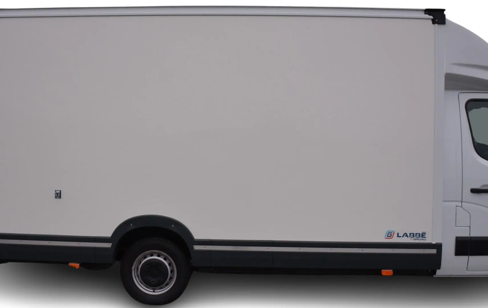 Vue de profil côté droit d’un Renault Master Plancher Cabine blanc avec caisse de grande capacité et marquage Labbé.