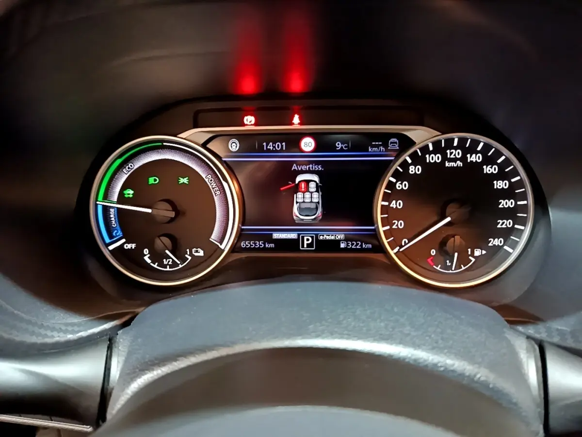 Vue rapprochée du combiné d'instruments numérique du Nissan Juke Hybrid 143 Business+ 2022 affichant la vitesse et alertes.