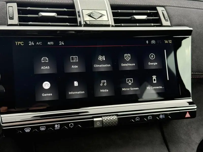 Écran tactile central du tableau de bord du DS7 E-TENSE 225ch gris, affichant les menus de climatisation et multimédia.