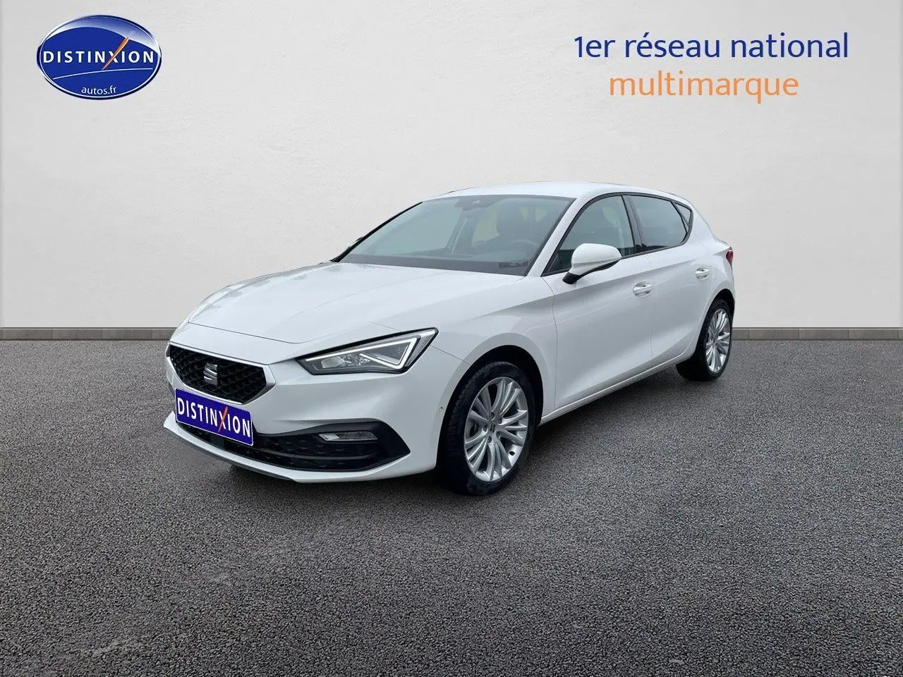 SEAT Leon IV blanche vue en 3/4 avant droit, mettant en valeur ses lignes modernes et ses jantes alliage.
