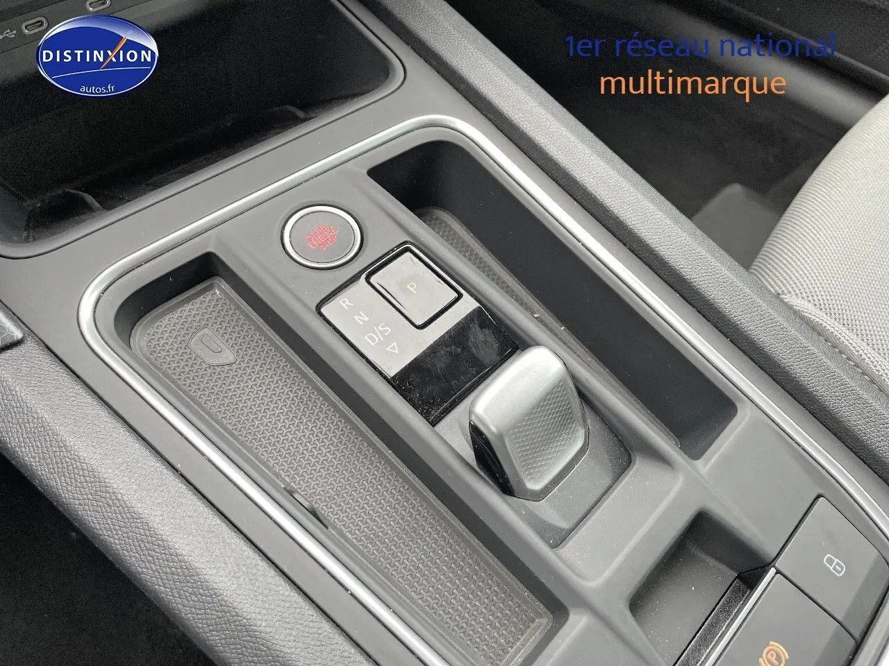 Gros plan sur la console centrale de la SEAT LEON blanche 2024, montrant la commande de boîte automatique et le bouton start/stop.