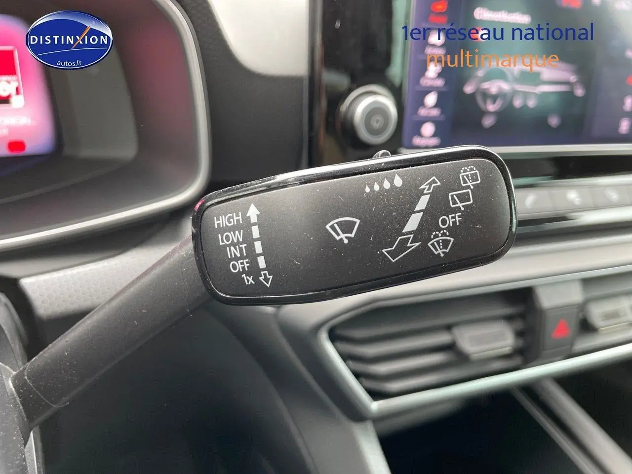 Gros plan sur la manette d'essuie-glace du tableau de bord d'une SEAT LEON IV blanche de 2024.