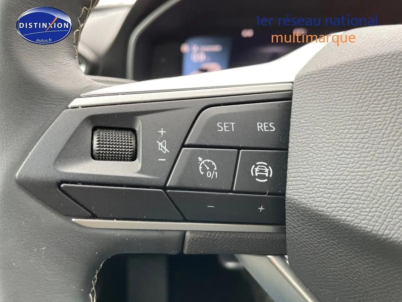 Gros plan sur les commandes de régulateur de vitesse au volant d'une SEAT LEON blanche 2024, version spéciale.