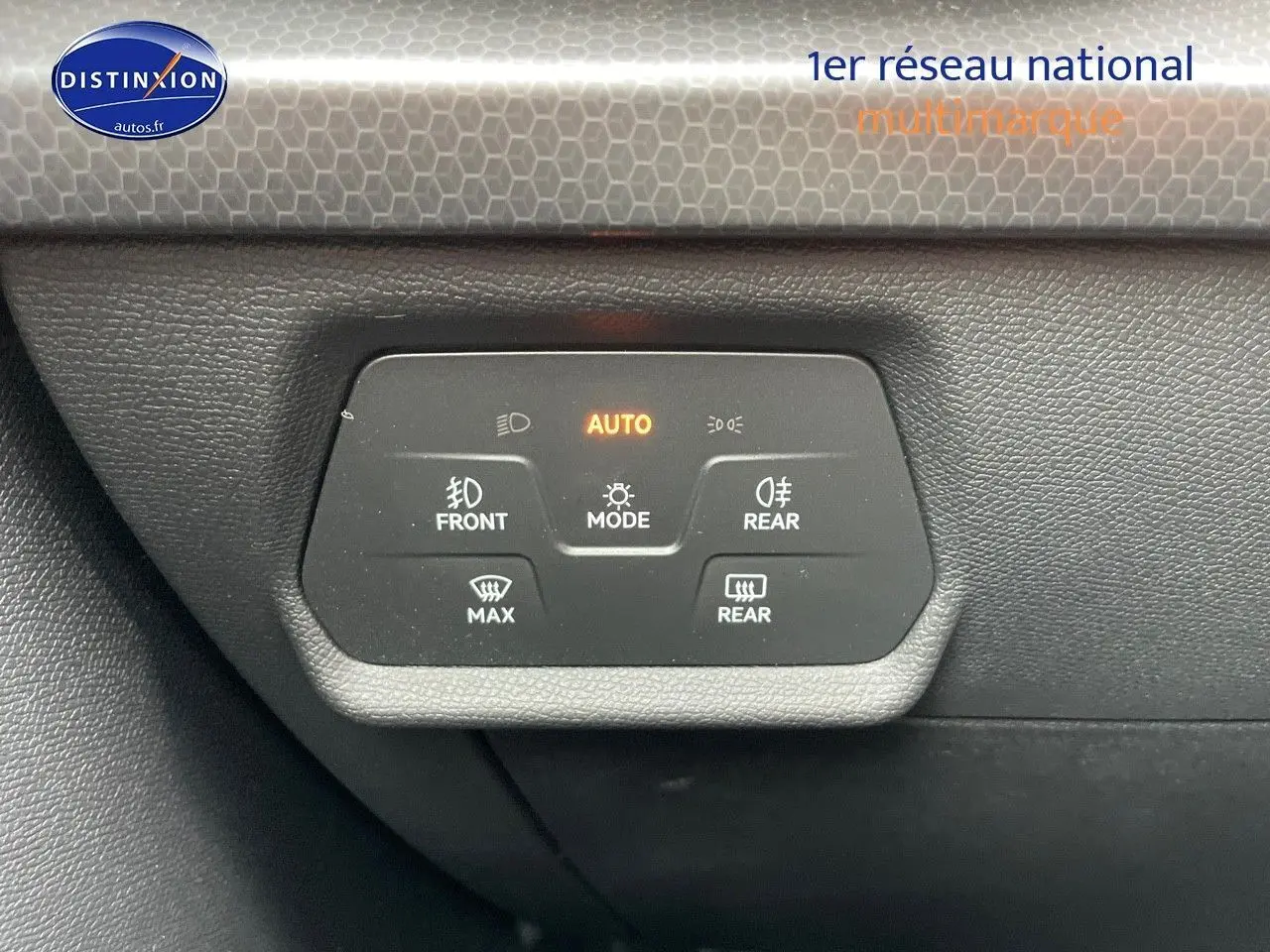 Panneau de commande des feux et dégivrage avec mode automatique allumé dans une SEAT LEON blanche 2024.