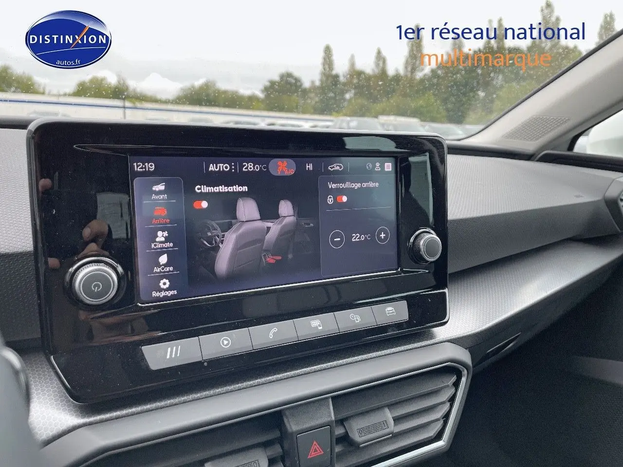 Écran tactile central affichant la climatisation dans l'habitacle moderne d'une SEAT LEON blanche, vue côté passager.