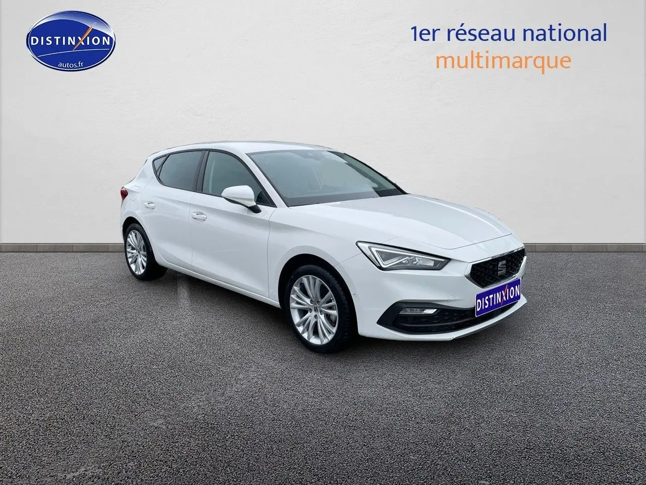SEAT Leon IV blanche vue en 3/4 avant droit, mettant en valeur ses lignes modernes et ses jantes alliage.