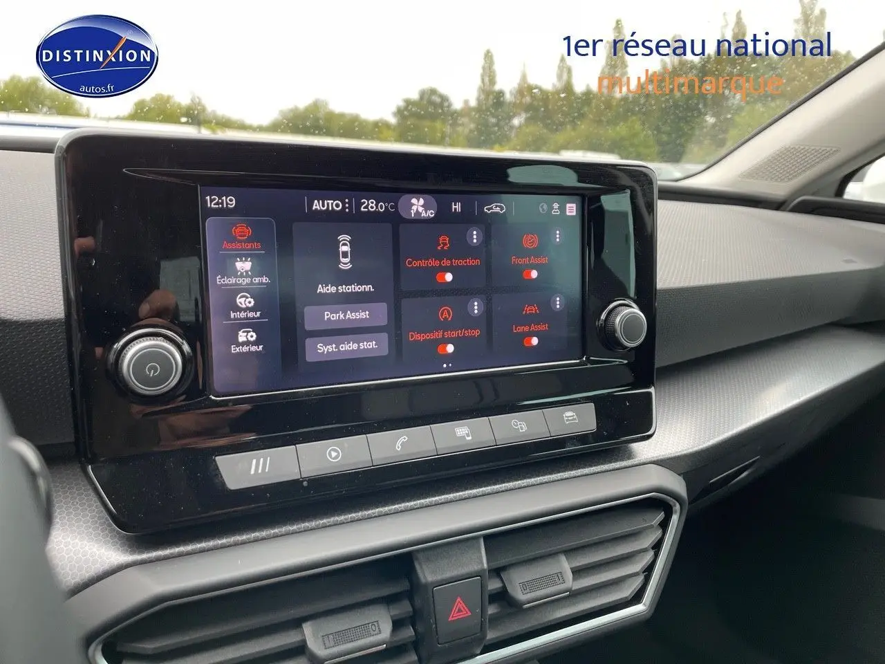 Écran tactile central du tableau de bord de la SEAT Leon IV blanche, affichant les assistances à la conduite.