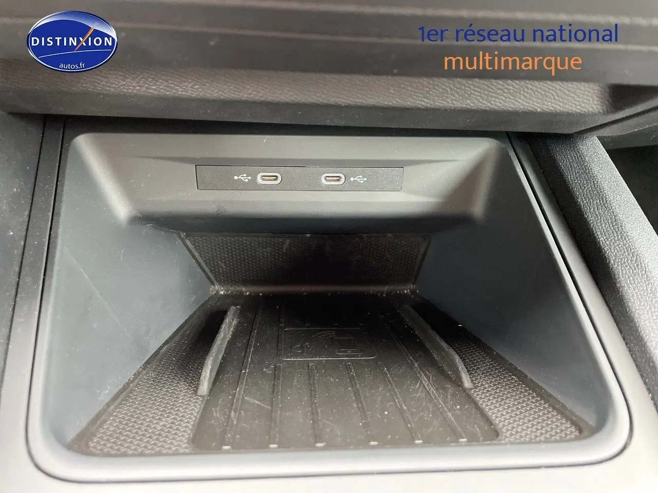 Vue rapprochée de la console centrale noire du SEAT LEON IV blanche, montrant deux ports USB-C intégrés.