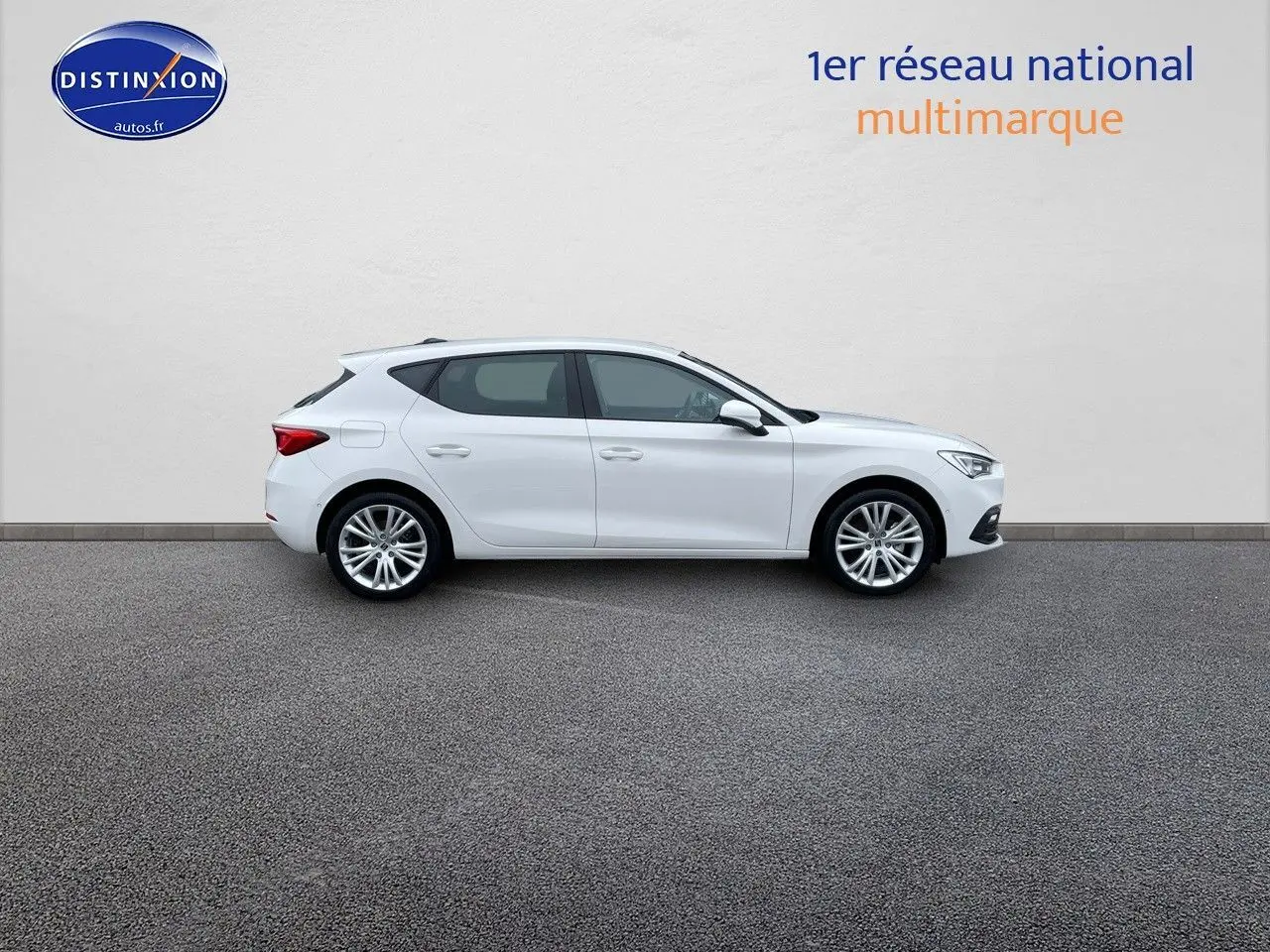 Profil droit d'une SEAT LEON IV blanche 5 portes, avec jantes alliage et lignes épurées sur fond neutre.