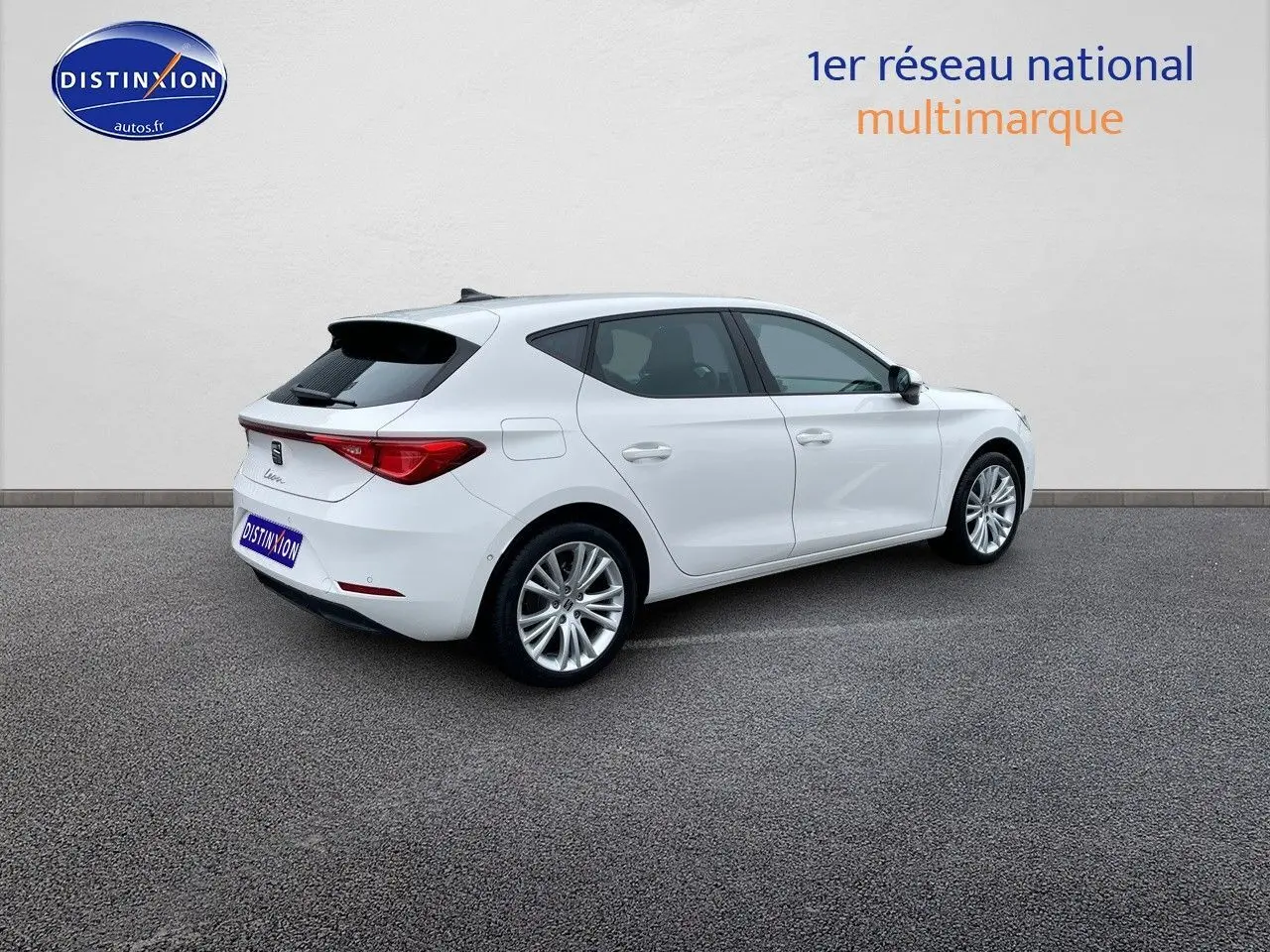 SEAT Leon IV blanche vue de profil côté droit, mettant en valeur ses lignes épurées et ses jantes alliage.