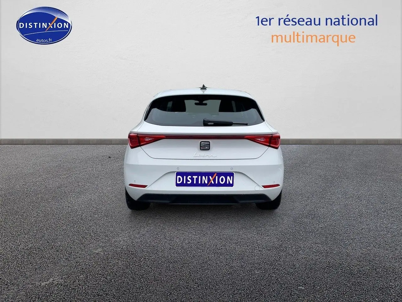 Vue arrière d'une SEAT Leon IV blanche 2024, mettant en valeur ses feux arrière LED et son design épuré.