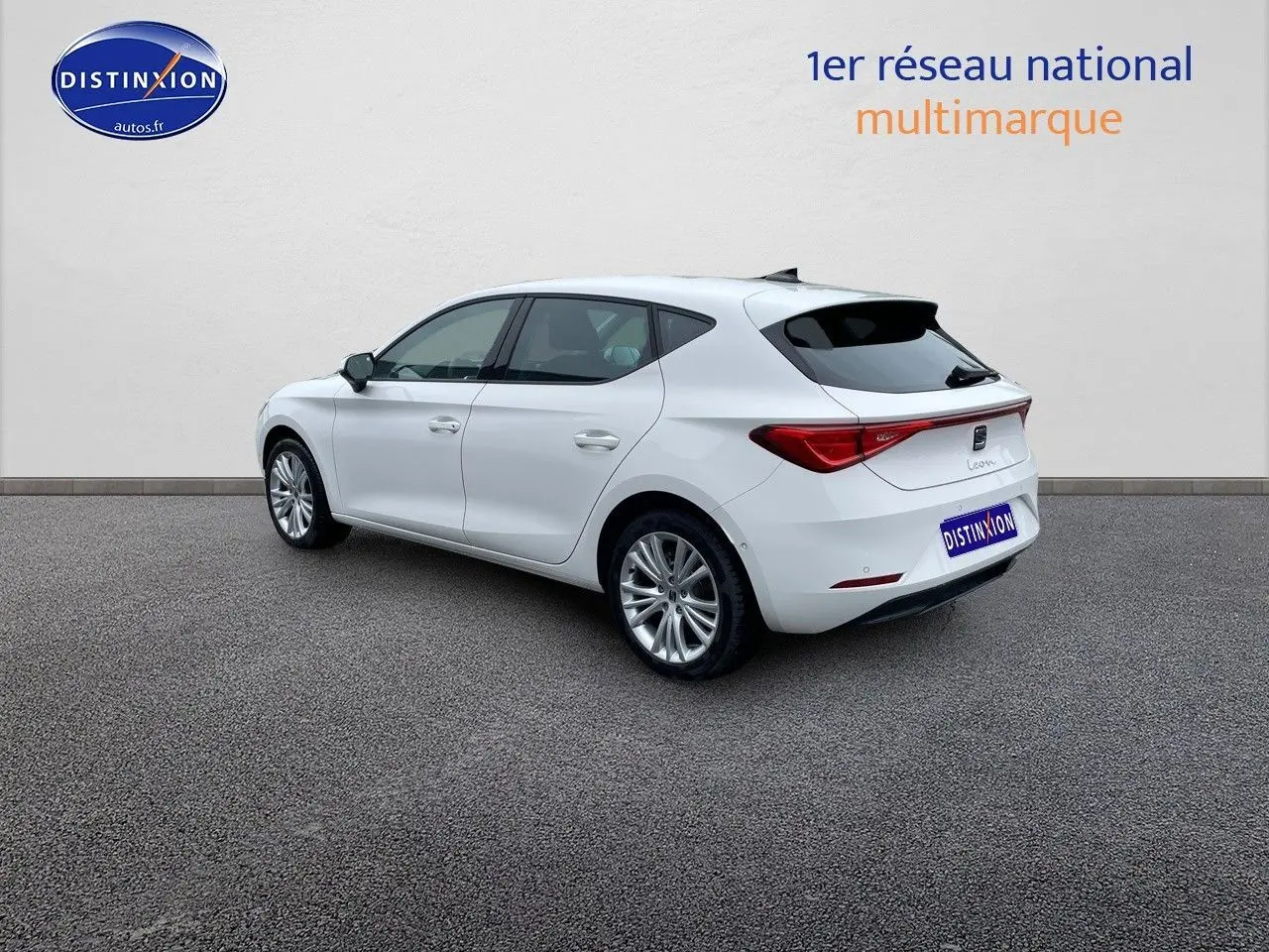 SEAT Leon IV blanche vue 3/4 arrière côté gauche, avec feux arrière LED et jantes alliage.