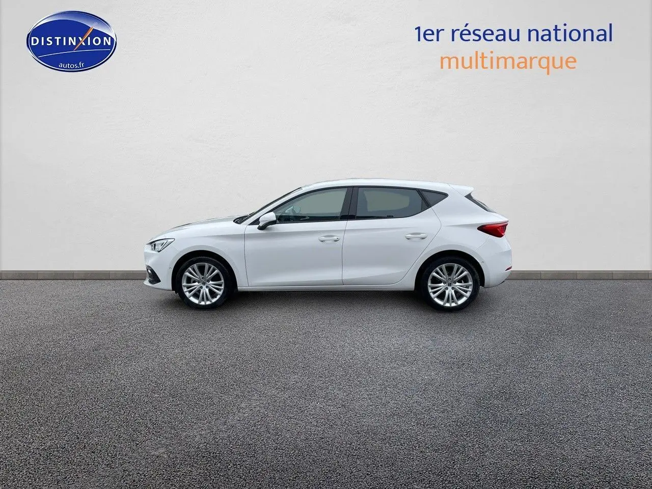 Vue de profil côté gauche d'une SEAT LEON blanche 2024, compacte et élégante, sur fond neutre extérieur.