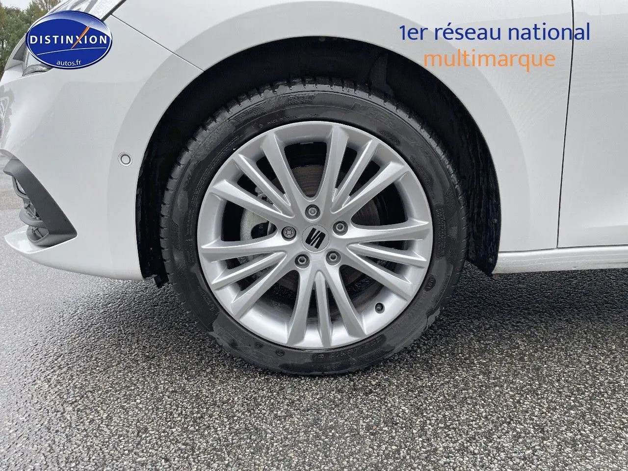 Gros plan sur la roue avant gauche blanche d'une SEAT LEON IV 1.5 ETSI 150CH BVA7 Speciale Edition 2024.