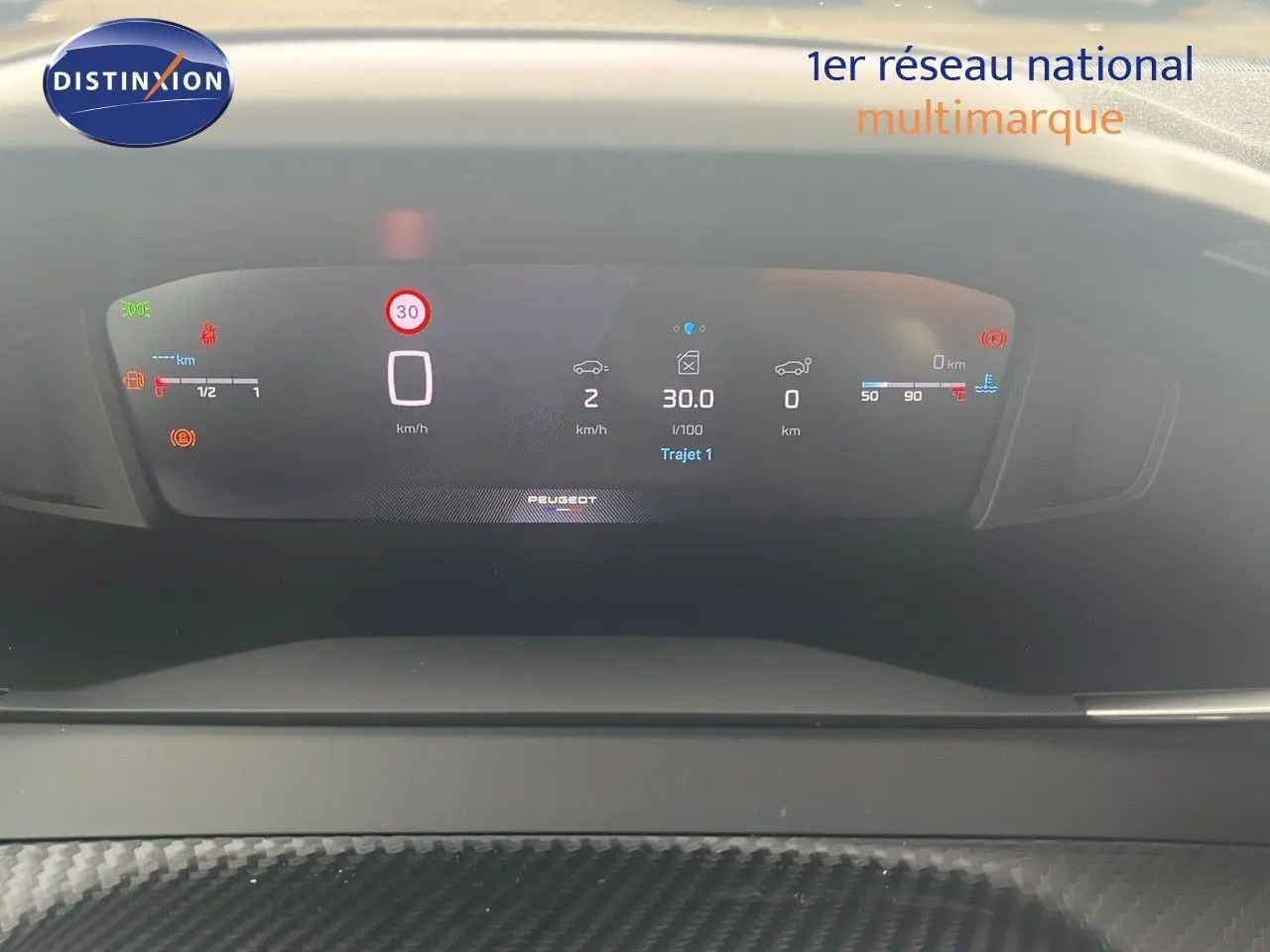 Tableau de bord numérique du Peugeot 2008 2025 affichant vitesse, consommation et alertes, ambiance intérieure moderne.
