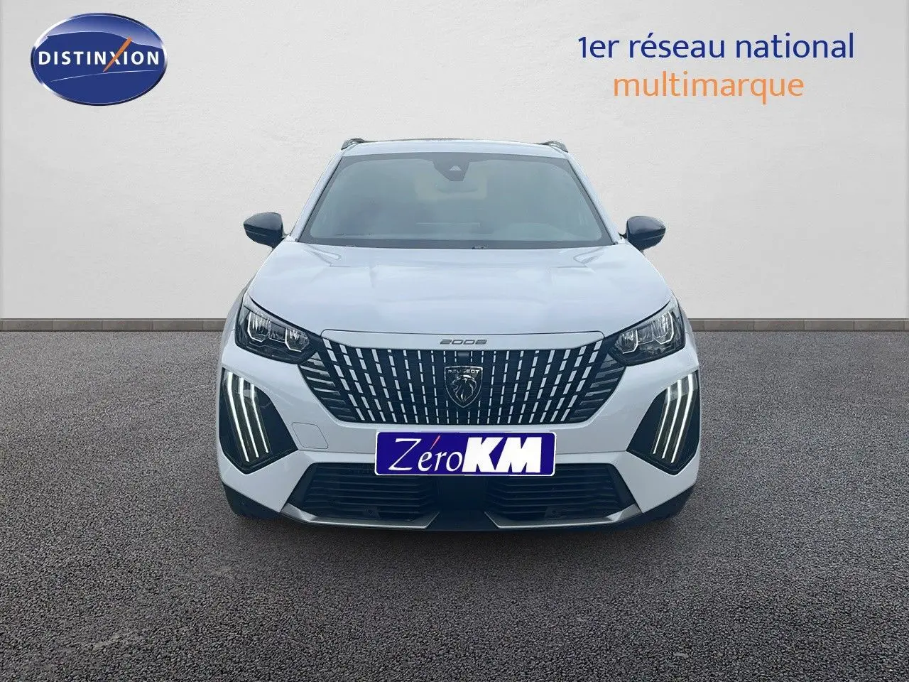 Vue frontale d'un Peugeot 2008 blanc Okenite Metal avec calandre distinctive et feux LED verticaux allumés.