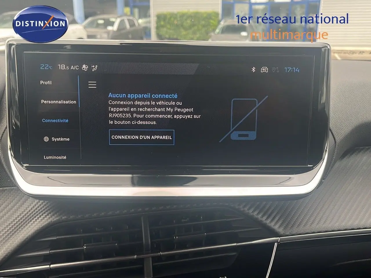 Écran tactile central du tableau de bord du Peugeot 2008 2025, affichant le menu de connexion Bluetooth.