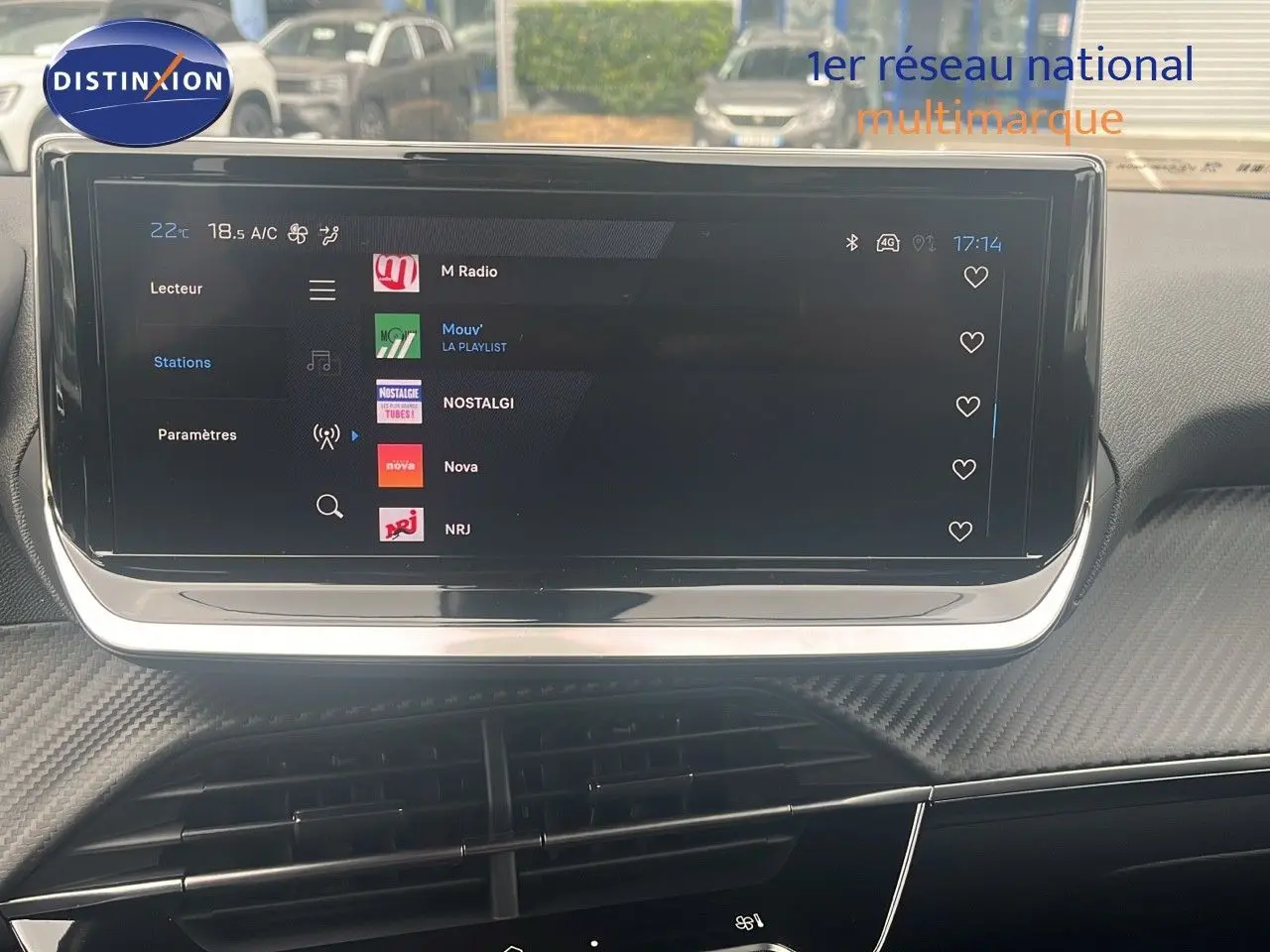 Écran tactile central affichant les stations radio dans l'habitacle du Peugeot 2008 blanc Okenite Metal.