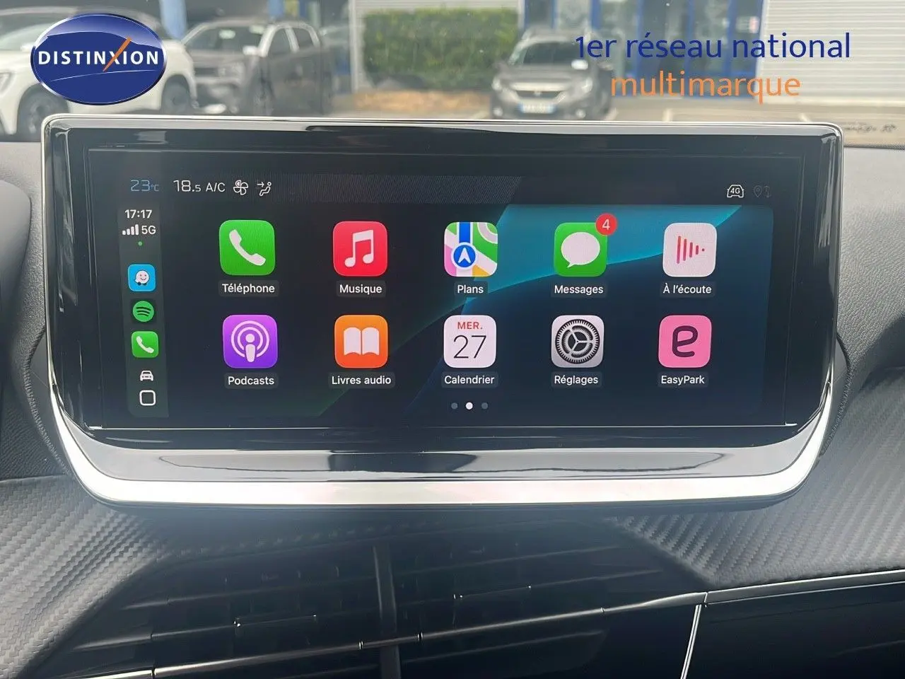 Écran tactile central affichant les applications connectées dans l'habitacle d'une Peugeot 2008 2025.