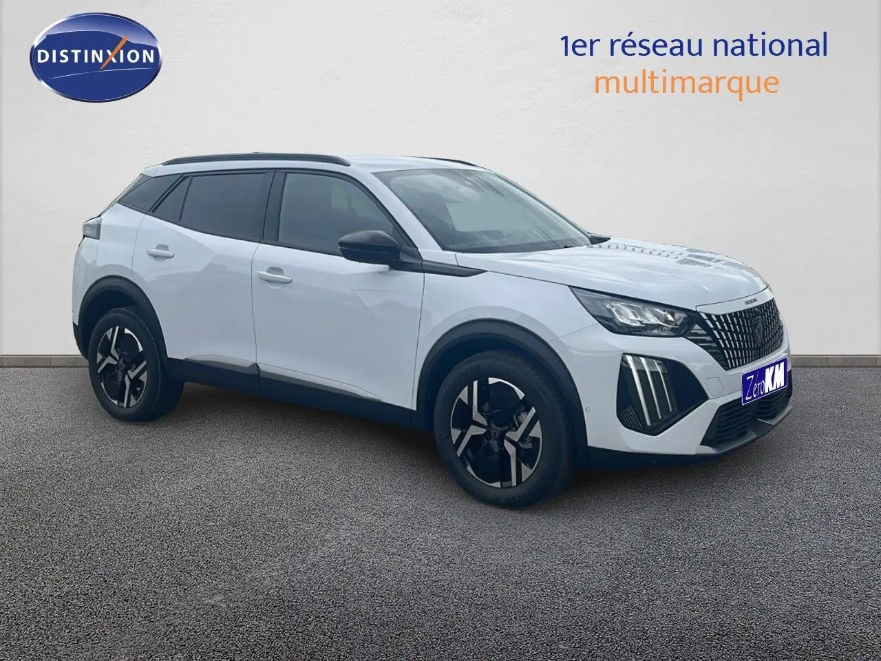 Peugeot 2008 blanc Okenite métal en vue 3/4 avant droit avec jantes noires et toit noir contrasté.