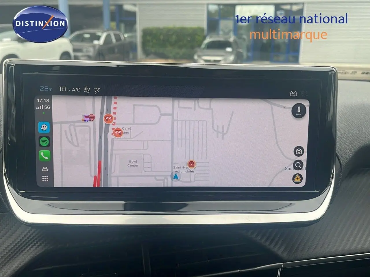 Vue rapprochée de l'écran tactile central du Peugeot 2008 blanc Okenite Metal affichant la navigation GPS.