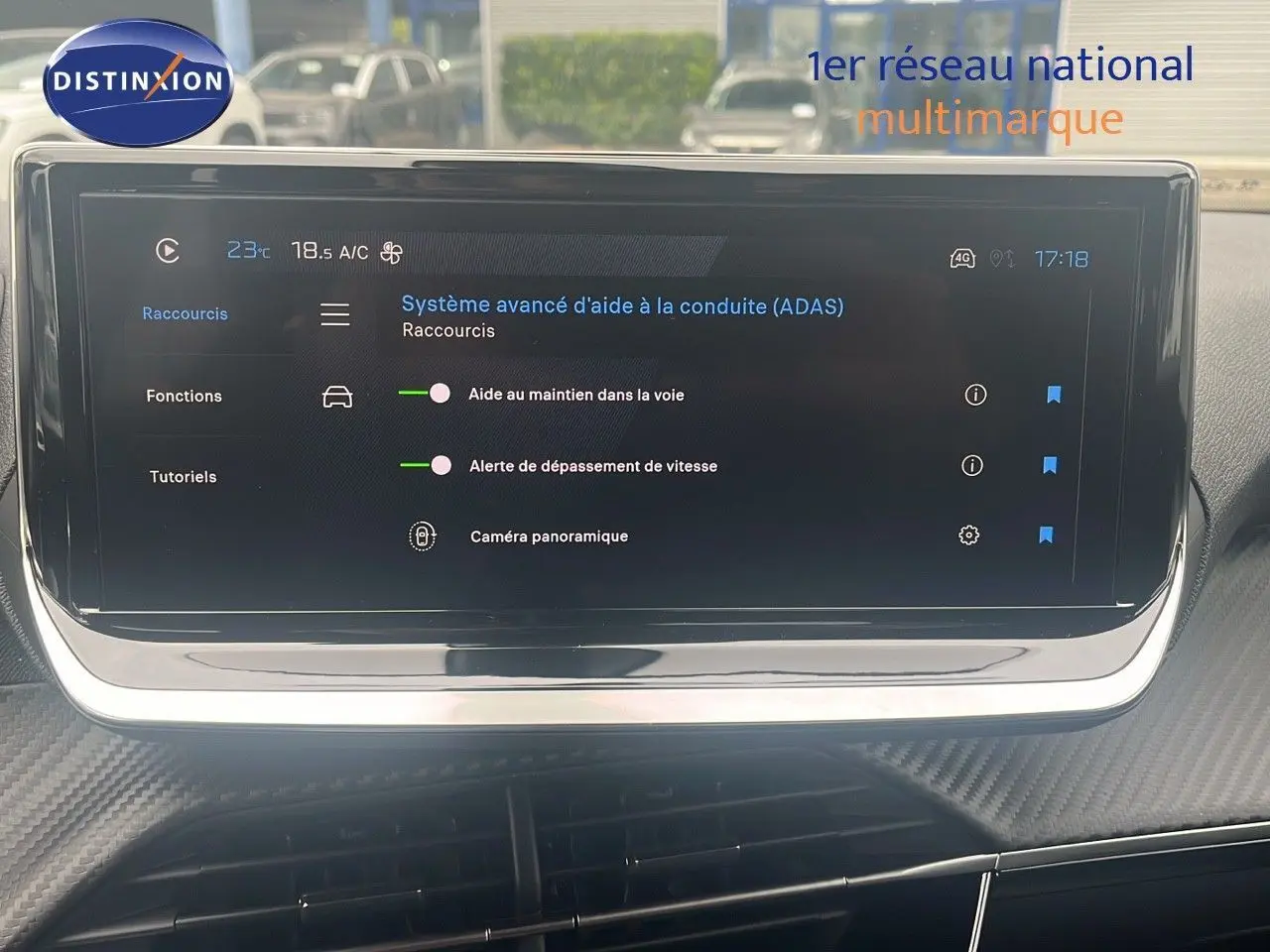 Écran tactile central du Peugeot 2008 blanc, affichant les options avancées d’aide à la conduite.