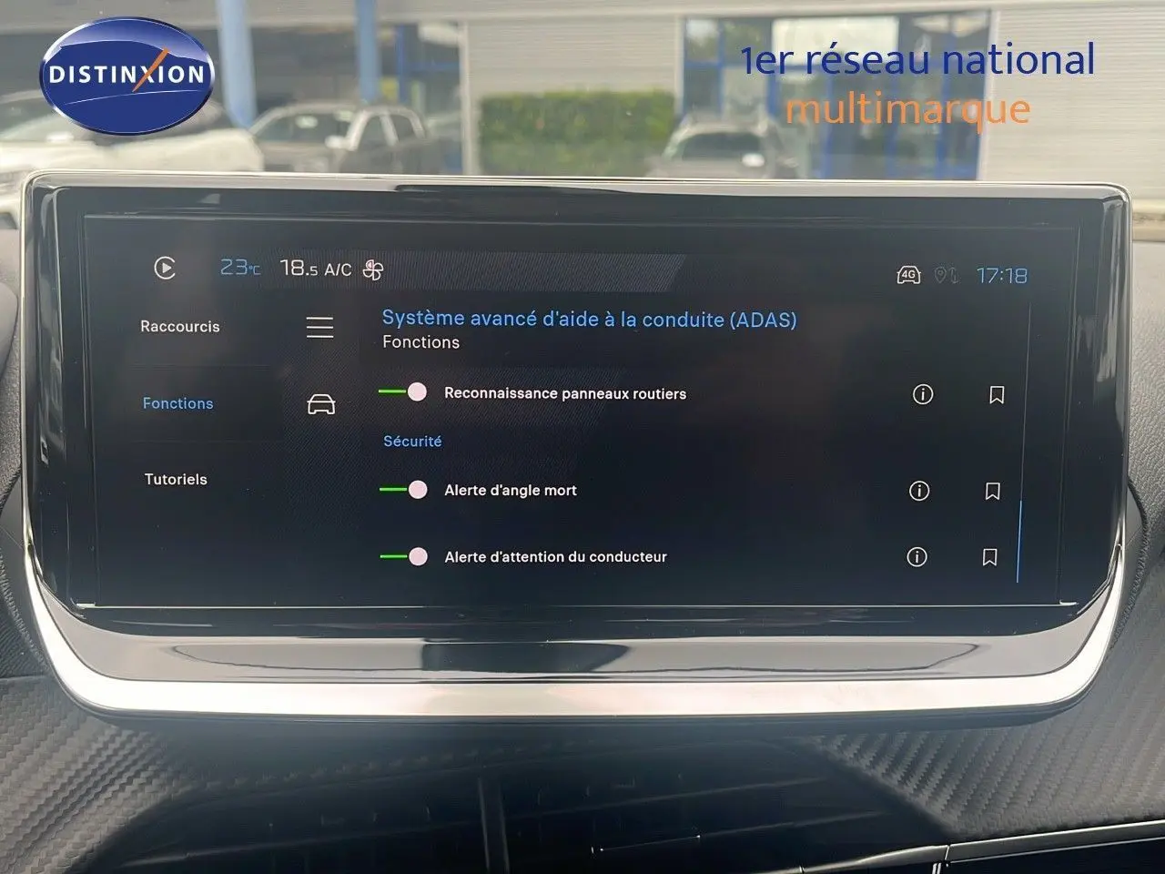 Écran tactile du système d'aide à la conduite dans l'habitacle du Peugeot 2008 blanc, affichant les options ADAS.