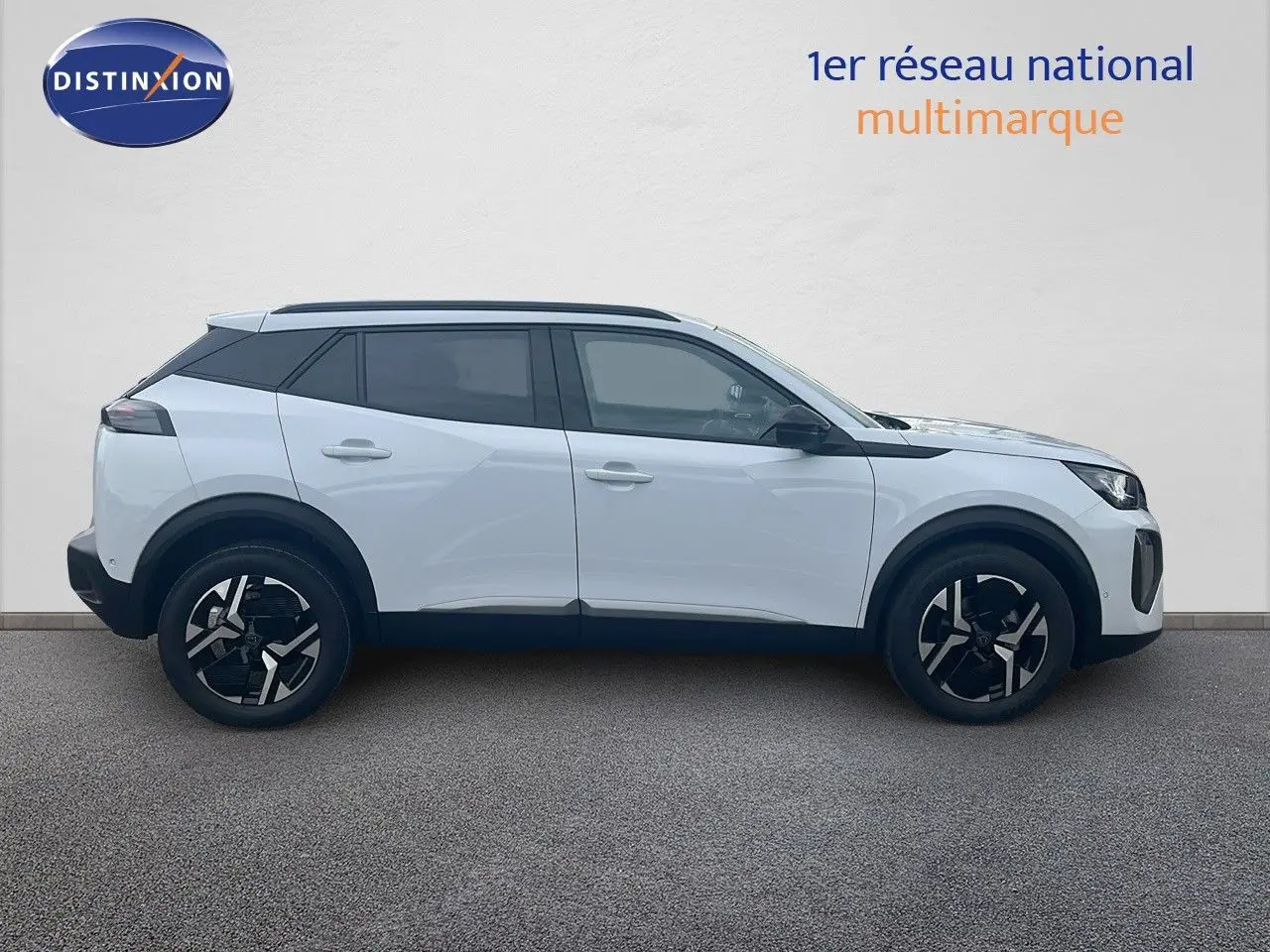 Profil côté gauche d'un Peugeot 2008 blanc Okenite Metal 2025 avec jantes noires et toit noir contrasté.