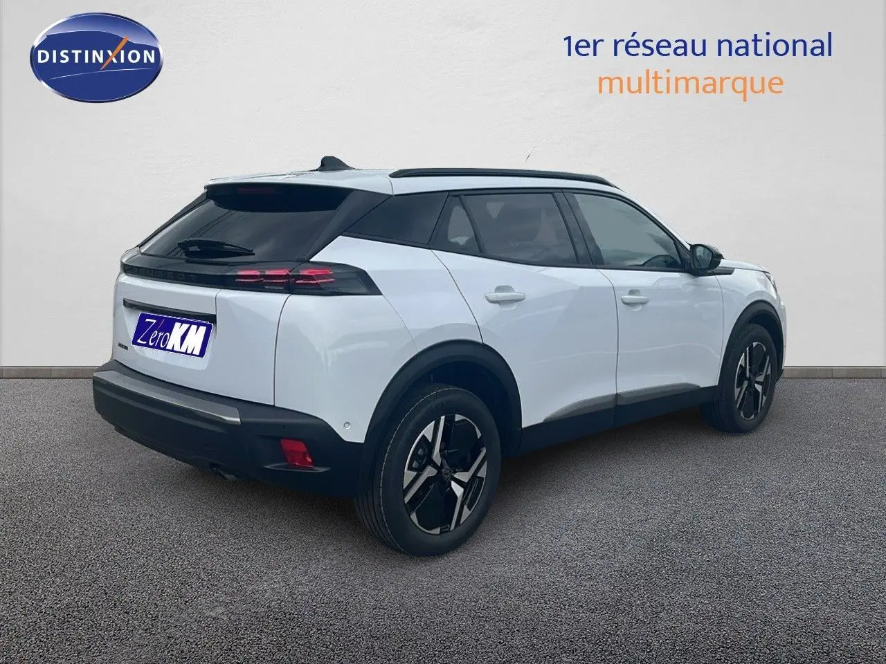 Peugeot 2008 blanc Okenite métal vu en 3/4 arrière droit, avec toit noir et jantes bi-ton distinctives.